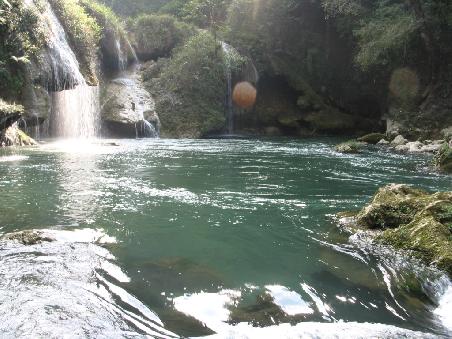 Da hinten beim Wasserfall kommt der Fluss wieder an die Oberflaeche. Darueber sind die Wasserterassen