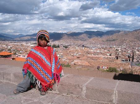 Junge vor Cusco, den ich natuerlich fuer das Foto bezahlen musste. Er hat sich selbst immer mit Propio(Eigentum) bezeichent...seiner Mutter, die daneben sass. Que yo le dice "muchas gracias, y chao amigo!" el solamente respondaba de nueva "Propio!Propio!", hahahahahaha!
Loco, no? Entienden?
