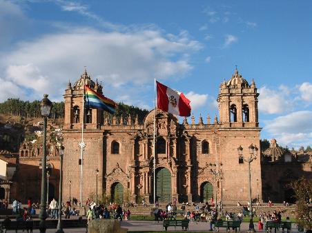 Plaza del Armas und die Kathedrale.
Links Cusco+alte Flagge der Inka, rechts die Perus