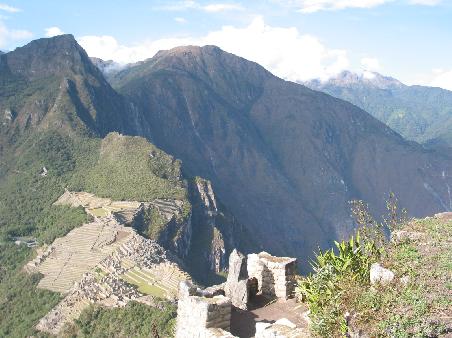 Machu Pichhu von Huayna Picchu aus, das ist eine noch hoehere Ruine auf dem grossen Berg auf der Postkarte