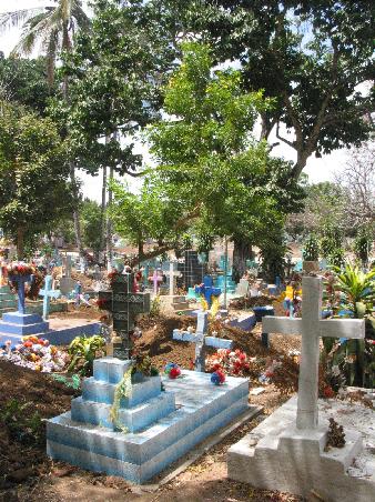Der Friedhof next to Tazumal. Ich finde unsere koennten auch etwas mehr Farbe vertragen!
