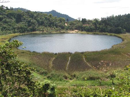 Man sollte es nicht fuer moeglich halten: Laguna Verde ist mindestens 200m tief - Kratersee. Doppelt so tief wie breit!