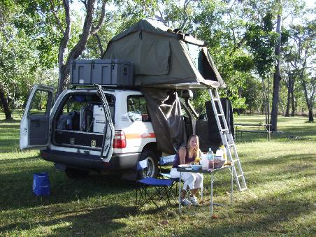 mit so einem 4wd-landcruiser verbringen wir die naechsten 36 tage von darwin bis perth. geschlafen wird im zelt auf dem dach...kuehlschrank ist hinten rechts (der weisse koffer), geschirr hinten unten (2 schubladen zum ziehen), wassertank zum duschen unter beifahrersiztz, gasflasche auf dem dach, usw! mir passt diese variante des autos, denn somit haben wir alles kompakt in einem.