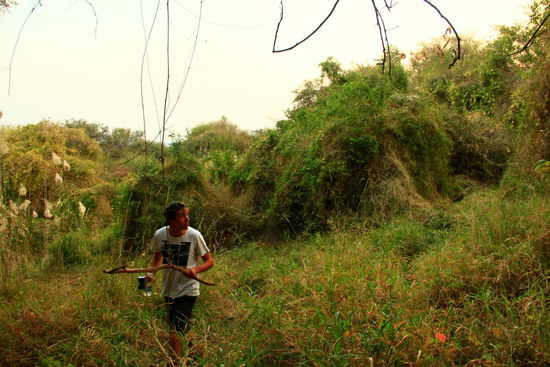 Reto wappnet sich mit einem Stock, falls er uns nicht in Ruhe lassen will