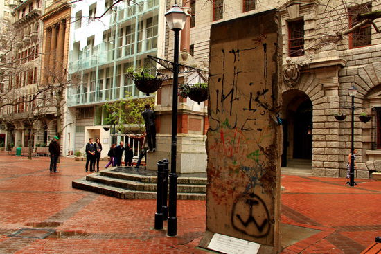 Ein Stück Berliner Mauer, welches Nelson Mandela bei seinem Besuch in Berlin geschenkt bekommen hat
