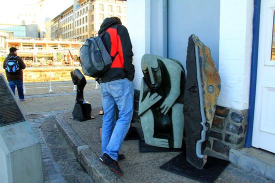 Coole Steinfiguren! Reto ist völlig begeistert davon