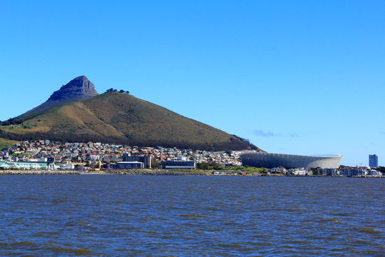 Rechts das Fußballstadion, wo auch Spiele der WM 2010 stattfanden