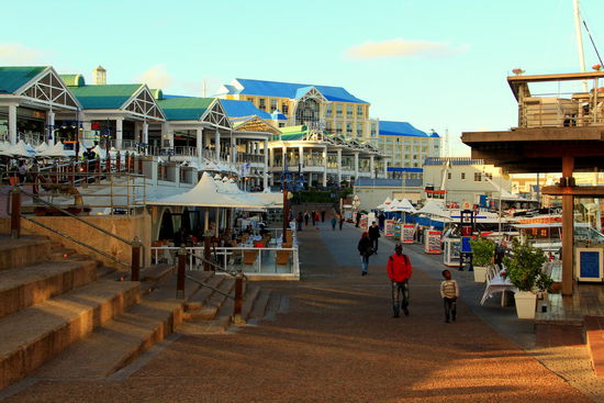 Zurück an der Waterfront. Ein Restaurant reiht sich ans andere: italienisch, griechisch, portugiesisch, belgisch, etc. Was das Herz begehrt!