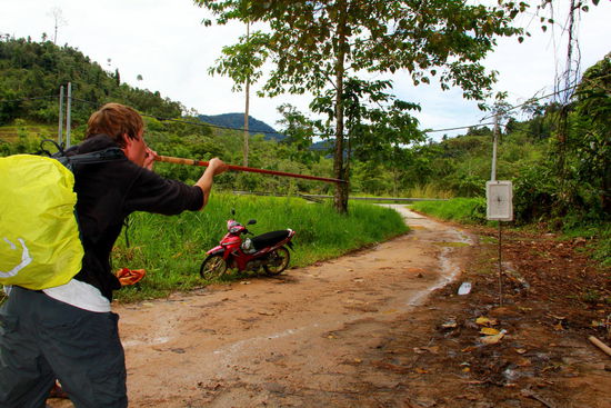 Übung mit dem Blasrohr: Jetzt kann`s auf die Jagd gehen