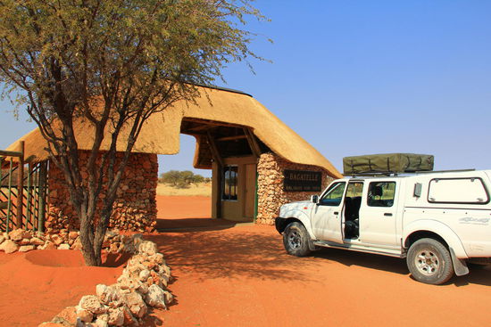 Eingang zur Bagatelle Kalahari Game Lodge