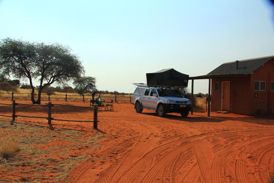Unser Übernachtungsplatz. Rechts das eigene Dusch-&amp; Toilettenhäuschen