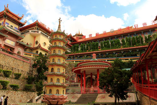 Chinesischer Kek Lok Si Tempel (übersetzt: "Tempel des höchsten Glücks"). Gilt als einer der größten buddhistischen Tempels Südostasiens und ist sehr schön anzusehen! 
Nur würden wir gerne etwas mehr über den Buddhismus wissen, um die versch. Bedeutungen der Rituale, Bauweisen, etc. zu verstehen...
Hier befindet sich auch ein großer Teich mit Schildkröten zu Tausenden, welche für langes, gesundes Leben stehen.