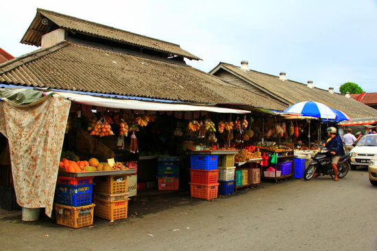Ein Straßenstand am anderen