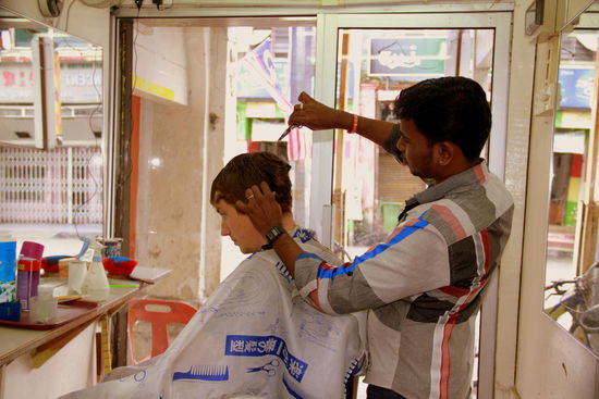 Auch das muss wiedermal sein: Schnipp schnapp, Haare ab. Beim Inder für umgerechnet CHF 3.- zu haben