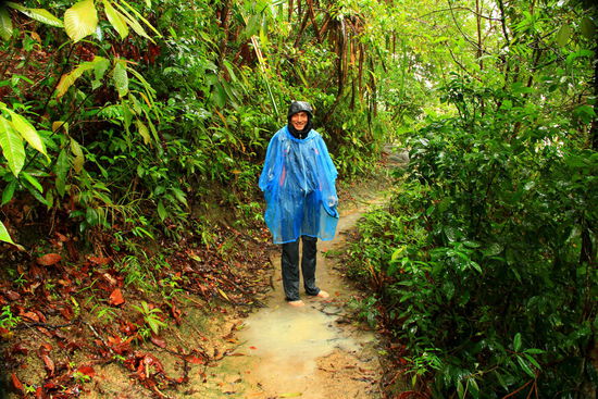 Die zwei blauen Glühwürmchen haben den Nationalpark bei diesem Wetter fast für sich alleine. 
Und ohne Schuhe läuft sich`s def. besser
Wäre sehr schön anzusehen, doch der Regen will nicht nachgeben. Wir kehren dann nach etwa 40min. doch wieder um und verkriechen uns ins Hotel...