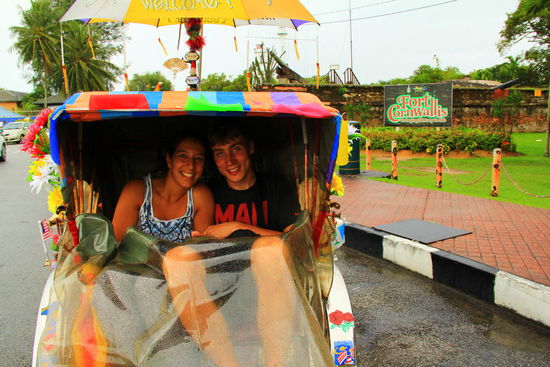 Touristische Trikshawfahrt mit lautstarkem Gangnamstyle- Groove
Zahlen können wir, wie viel wir für richtig halten. "Wer spricht schon über Geld", meint er.