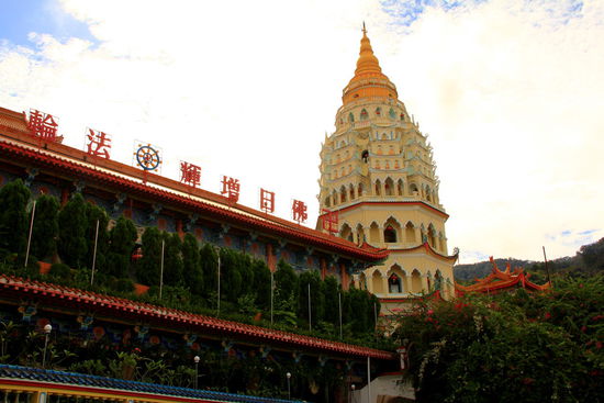 Die Pagoda: auf 7 Etagen sollen sich 10 000 Buddhas befinden