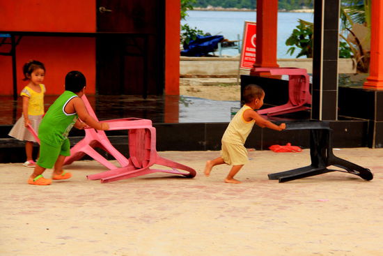 Im Fischerdorf
Die wissen sich zu beschäftigen: Stuhlrennen