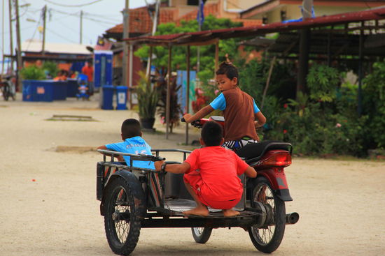 Ach was soll man warten bis man älter wird, wenn`s auch jetzt schon geht...
Immerhin kümmert er sich um seine Mitfahrer