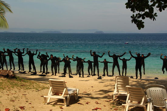 An der Synchronität sollten sie noch etwas arbeiten...
Malaisches Militär am Froschhüpfen