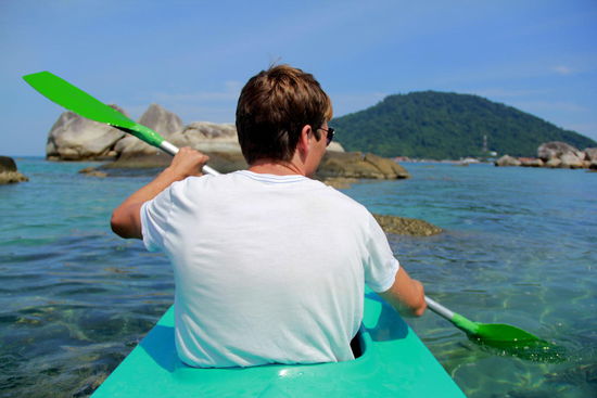 Am letzten Tag doch noch etwas sportliche Betätigung...Nun sind wir parat für die Kanumeisterschaft nächstes Jahr...oder so.
Bei mir mit leichtem Sonnenstich (schwindlig, übel...) und Rückensonnenbrand zur Folge. 
Man konnte ja nicht wissen, dass man sicher auch beim Schnorcheln eincremen muss... Warum fangen sich denn die Fische keinen Bräntu ein??!