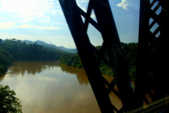 Immer wieder rattern wir zwischendurch über Brücken