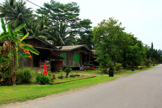 Die malaischen Häuser sind aufgrund des Monsunregens meist auf Stelzen gebaut