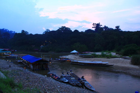 In Kuala Tahan treffen der Fluss Sungai Tembeling und Sungai Tahn aufeinander. Es reihen sich die Floating Restaurants mit günstigen Preisen (v.a. für einen touristischen Ort)