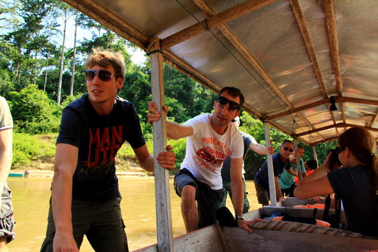 Richtig klischeemässig: Die Männer schieben und die Frauen sitzen im Boot und lachen Naja, etwas arbeiten wir auch...wir fühlen uns verantwortlich, das Ganze auf Bild/ Film zu dokumentieren
