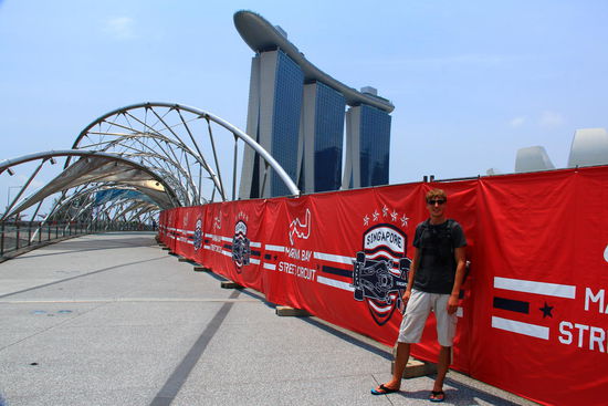 Brücke zur Marina Bay