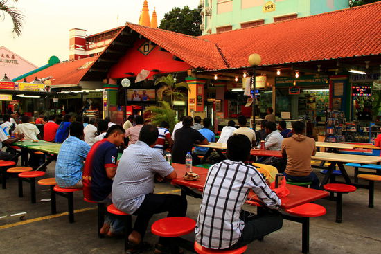 Alle fokussieren beim Essen den großen Flachbildschirm