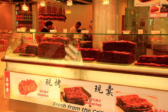 "Fresh from the grill" Verschiedene Fleischsorten so dünn geschnitten scheinen eine Spezialität zu sein...