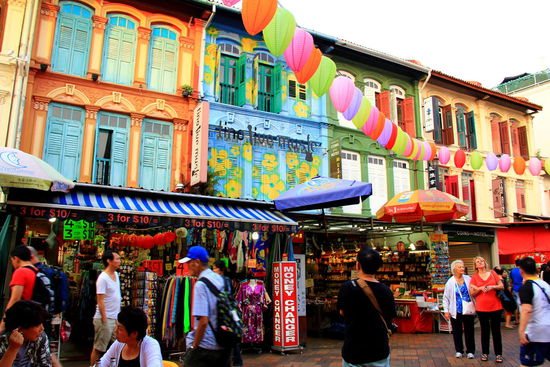 In der Pagoda street reihen sich Straßencafés und kleine Shops. Hat uns gut gefallen