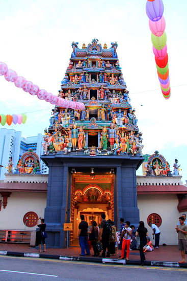 Sri Mariamman Temple. Schön anzusehen von innen. Dazu interessante Zeremonien, die wir jedoch leider nicht so ganz nachvollziehen konnten. Müssen das mal googlen