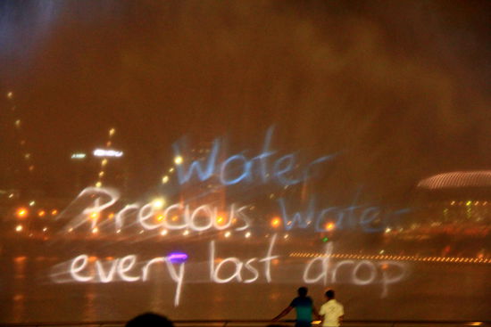 Von dieser Seite aus ist die Show beeindruckender, da dann auch die etwas kitschig dargestellte Bildergeschichte mit Musik zu sehen&amp; hören ist. Süß gemacht und sicherlich schön anzusehen. Obwohl sie sich nicht wirklich vergleichen lassen, gefiel uns die Wassershow in Dubai aber nochmals besser...