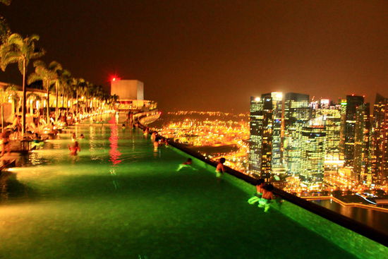 Unglaublich dieser Pool über den Dächern Singapurs Er darf nur von Hotelgästen benutzt werden