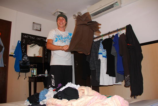 Mein "Wöschwiib"  Das erste mal selber mit Waschmaschine waschen. Nur will der Tumbler das Zeugs nicht so recht trocknen. Holen wir uns halt den Kleiderständer vom Gang auf`s Zimmer ...