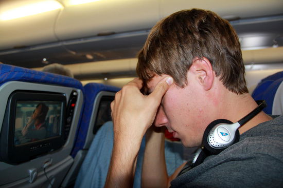 Nachdem sich Reto darüber nervt, dass sein Film deswegen natürlich an der interessantesten Stelle unterbrochen wird, macht er (wie etwa die Hälfte aller Passagiere) brav mit 