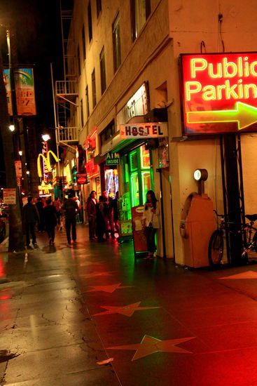 Hollywood- Walk of Fame
Beim Schild "Hostel" übernachten wir 3 Nächte. Toller Schuppen haben wir uns da ausgesucht Naja immerhin mittendrin statt nur dabei (da direkt am walk of fame) 
