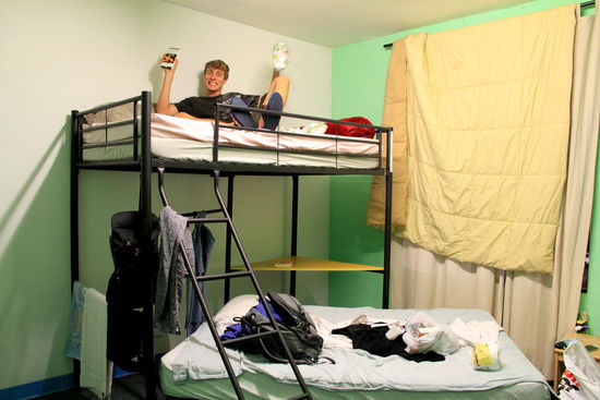 Oben ist das "Essensbett" - unten wird geschlafen 