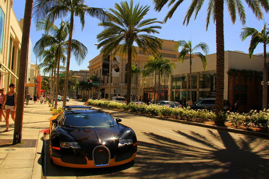 Auf dem Weg an den Strand steigen wir noch für eine Besichtigung des Rodeo Drives aus dem Bus, wo ein Schickimickiladen neben dem anderen zu finden ist. 
Wir befinden uns hier in Beverly Hills - bei den "Schönen und Reichen" 