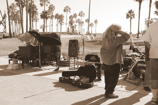 Ja, warum auch nicht den Flügel an den Strand nehmen, anstatt immer nur die Gitarre...