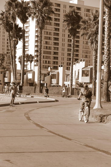 Kilometerlanger geteerter Pfad am Strand entlang für Jogger, Skater, Velofahrer, etc.. 
Das fehlt uns in der CH...sowie das Meer