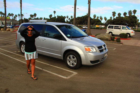 Und hiiier ist er, unser Dodge Van.
Her name is INA (bereits "getauft") 