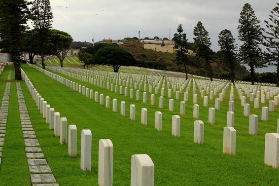 Als wir uns etwas verfahren, gelangen wir an einen riiesigen Militärfriedhof. Dies hier ist lediglich ein klitzekleiner Ausschnitt davon.
