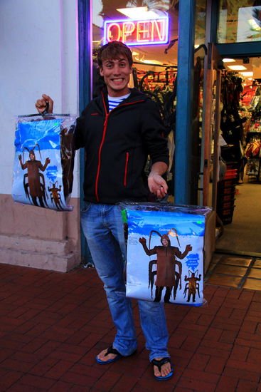 Iiiih, wir werden Kakerlaaaaken sein! Man kann sich wohl denken, wer hier die "Hosen anhatte" beim Aussuchen 