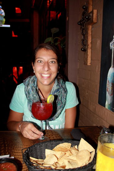 Im supertollen Restaurant "Sandbar" wird mexikanisch Abend gegessen. Nach der Vorspeise feine Burritos...mh Und da noch Happyhour ist, bekommt Reto sein 2. Bier für 25 Cent