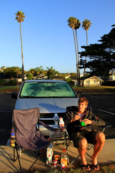 Wir richten das Auto wieder her und niemand merkt, dass wir hier geschlafen haben...aber wegjagen lassen wir uns nicht und stärken uns erst mal in der herrlichen Morgensonne