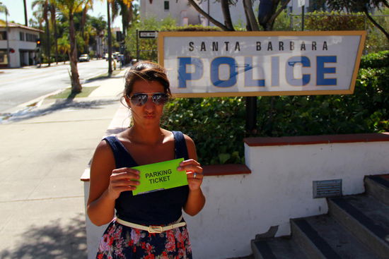 Als wir nach dem Mittagessen auf der Wharf zurückkommen haben wir  eine Busse! Uns das, weil etwa 40cm unseres Autos neben einem rot angestrichenen Trottoir geparkt war!! Ah, das wussten wir doch nicht Und die Busse ist nicht etwa 40.- wie in der CH, sondern 58.-!
Irgendwie scheinen die Polizisten in Santa Barbara unbedingt mit uns in Kontakt treten zu wollen!!
Wir fahren einen halben Meter vorwärts und gehen auf den Frust nochmals zurück ans Meer.