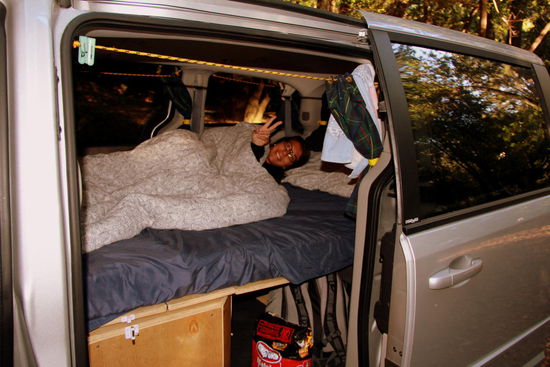 Auch wenn`s nicht unbedingt so aussieht: die Matratze ist super bequem und wir schlafen teilweise besser als in Motelbetten! 